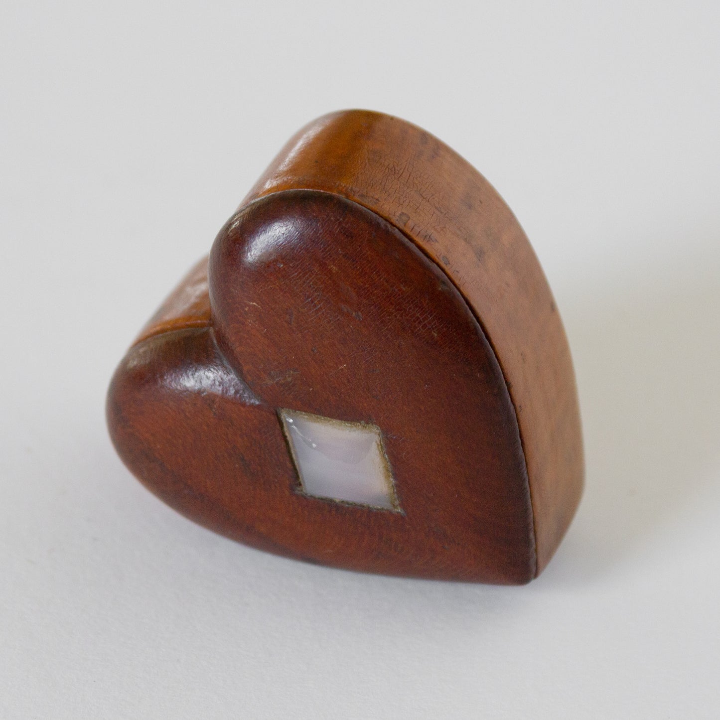 Assorted horn and treen items