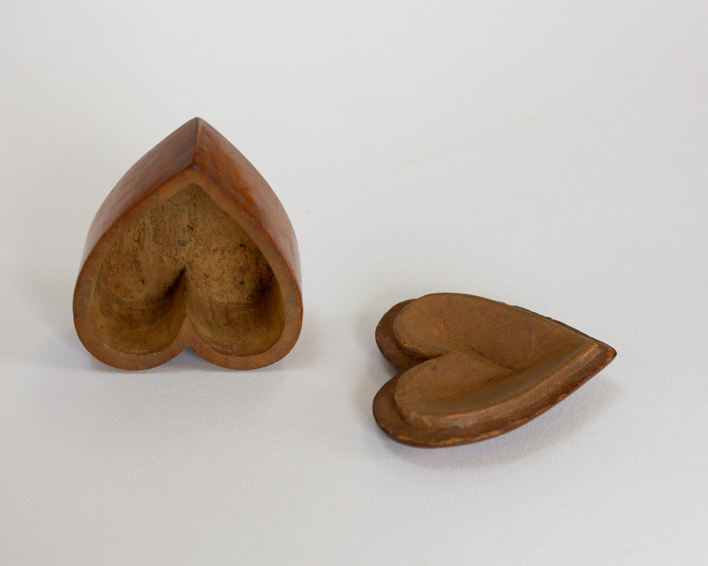 Assorted horn and treen items