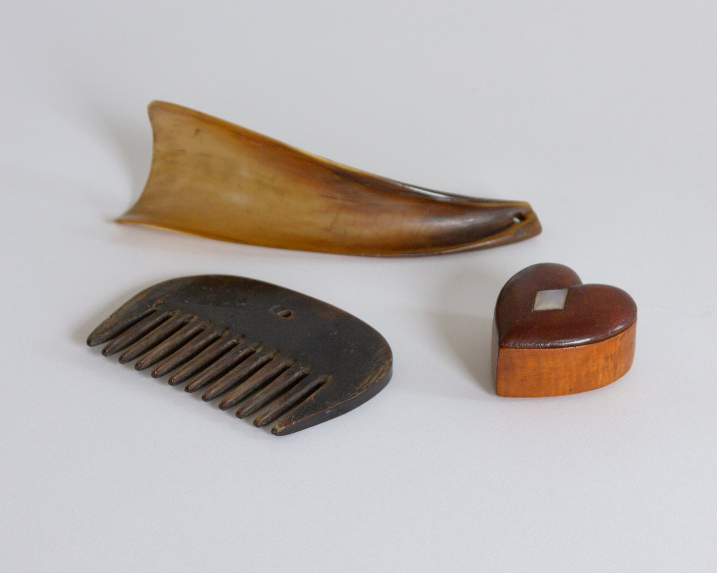 Assorted horn and treen items
