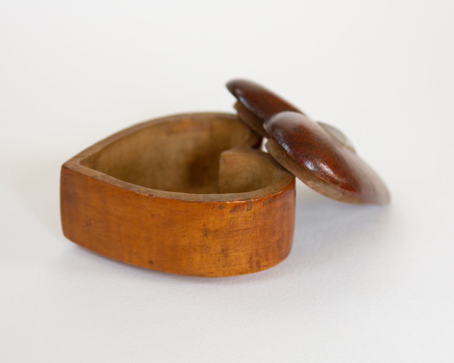 Assorted horn and treen items