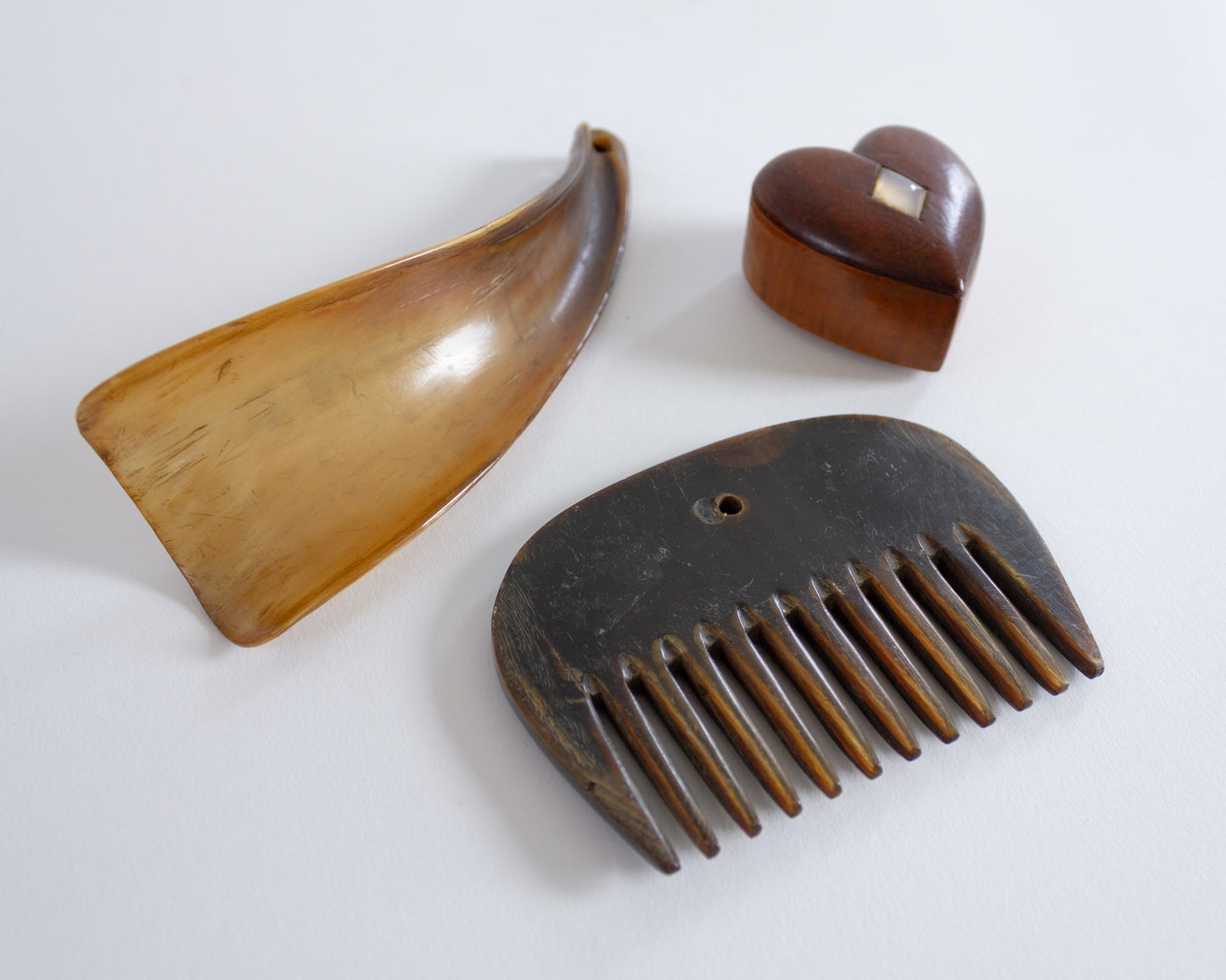 Assorted horn and treen items